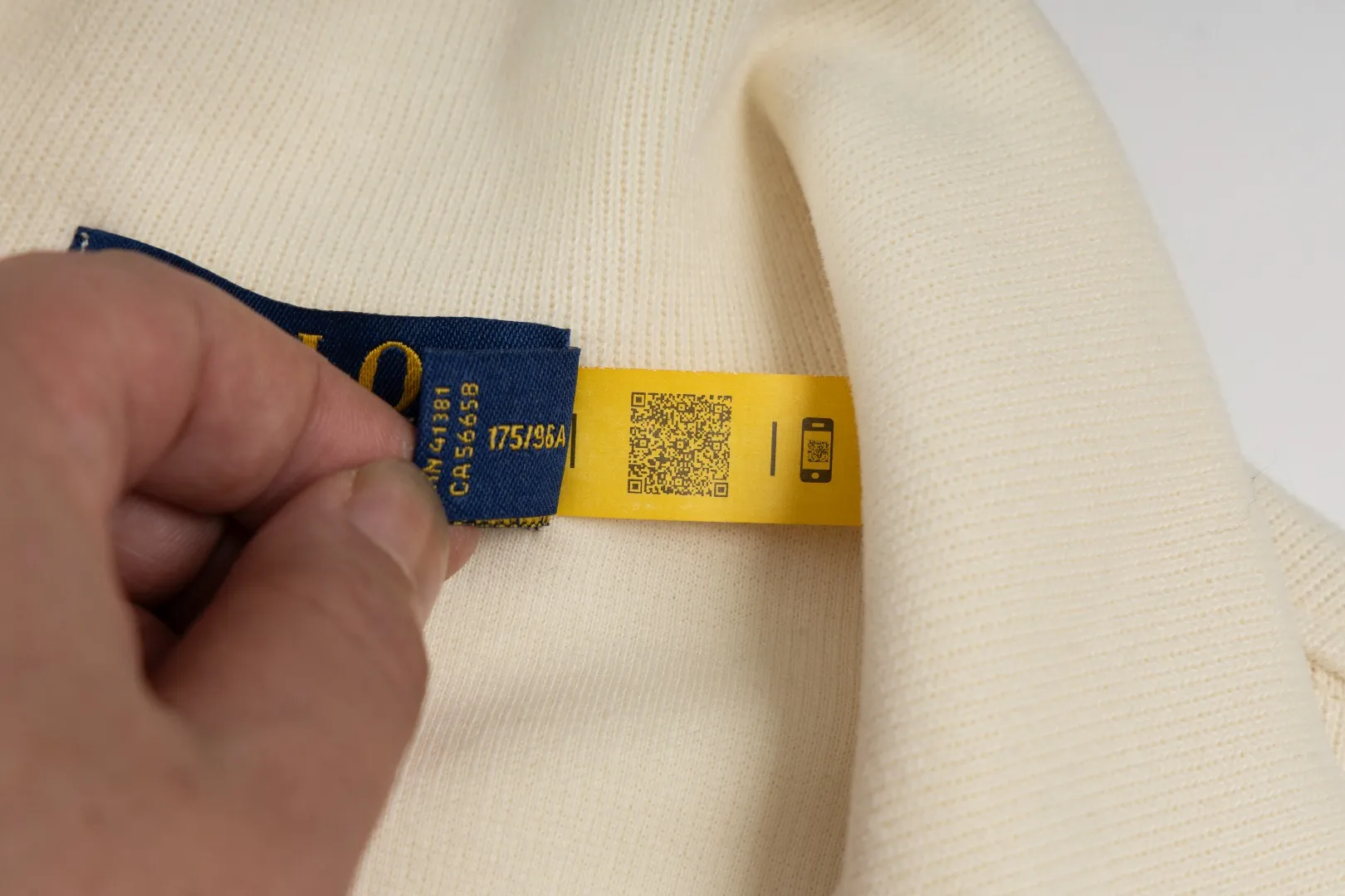 P230 #R97 Ralph lauren twelve-color embroidered pony logo half-zip high-neck long-sleeved knitted sweatshirt. The same style for men and women. The new half-zip sweatshirt for couples to wear in autumn is here! This kind of sweatshirt is really popular this year, even more popular than the hooded sweatshirt. Open the zipper and it can be used as a large lapel, which makes it more fashionable. The color of the classic design of the little war horse on the chest is matched with the embroidery. The simple zipper design echoes the brand logo, so you don’t need to match too much. The sweater version is loose enough! The fabric is custom-woven and dyed 100 cotton. 320g high gram weight 100% cotton knitted cotton with a certain thickness. The fabric is soft and comfortable, and the three-dimensional fabric is full of texture. The stitching is three needles and five threads, which is beautiful and strong. The pattern is also good. Although it is loose, it does not look bulky! - It is not a popular color scheme on the street. The color is pure and highly recommended. The upper body has a particularly high rate of turning heads. Loose style. Big drop shoulder OS style. Same style for men and women. Couple wear. Versatile and practical! Color: Gray, navy, khaki, green label, oatmeal brown label, apricot, black, army green, burgundy, pink, dark gray, light blue, white. Size: S M L XL Length: 70/72/74/76 Bust: 53.5/55.5/57.5/58.5 Shoulder width: 44/45/46/47 Sleeve length: 61/62/63/64